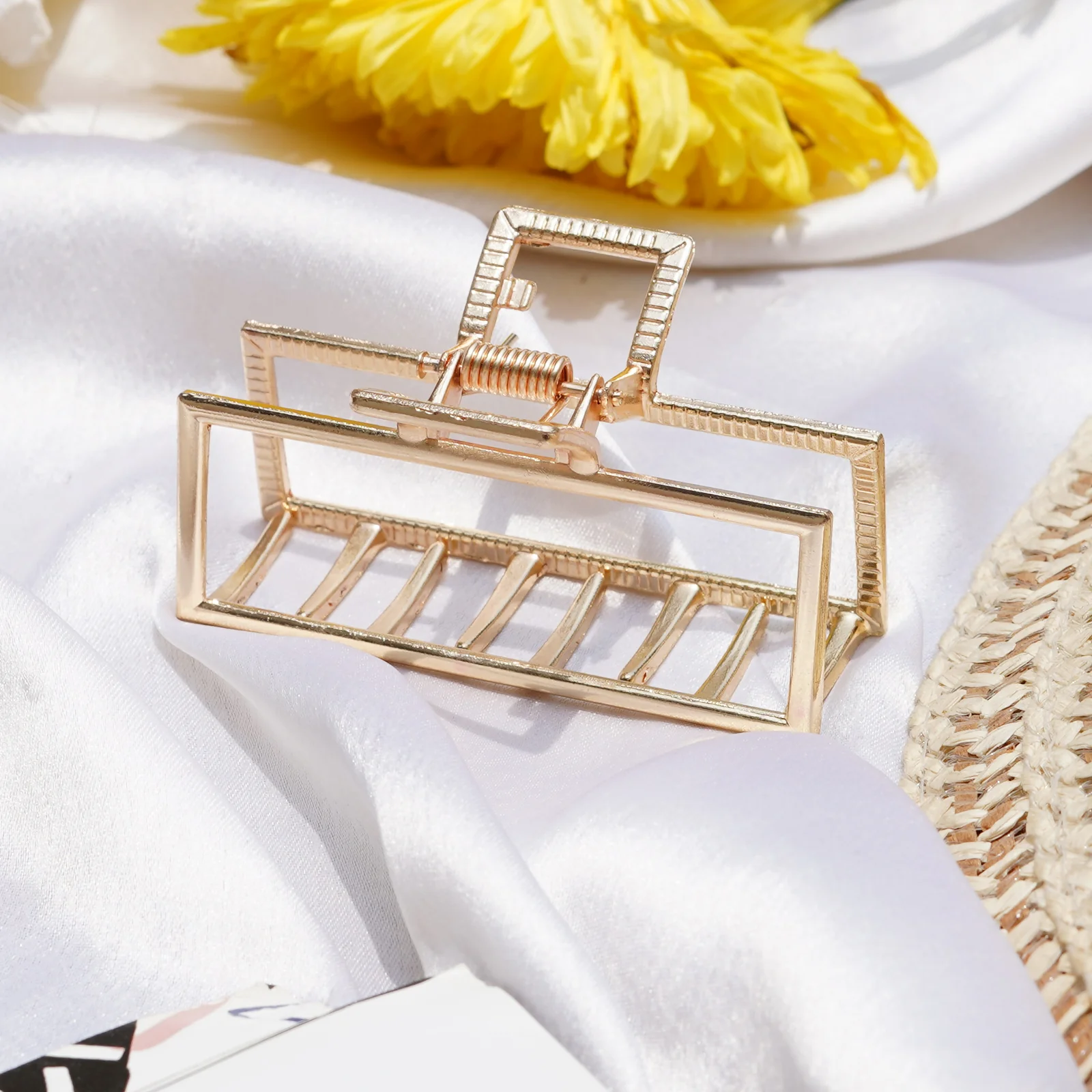 Blanca Metallic Claw Hair Clip - Image 2