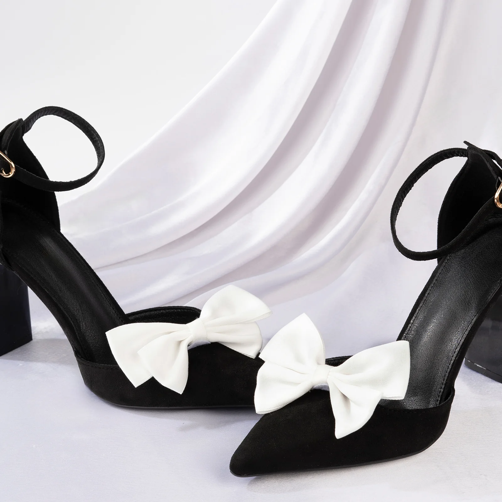 Bowtique White Shoe Clip - Image 2