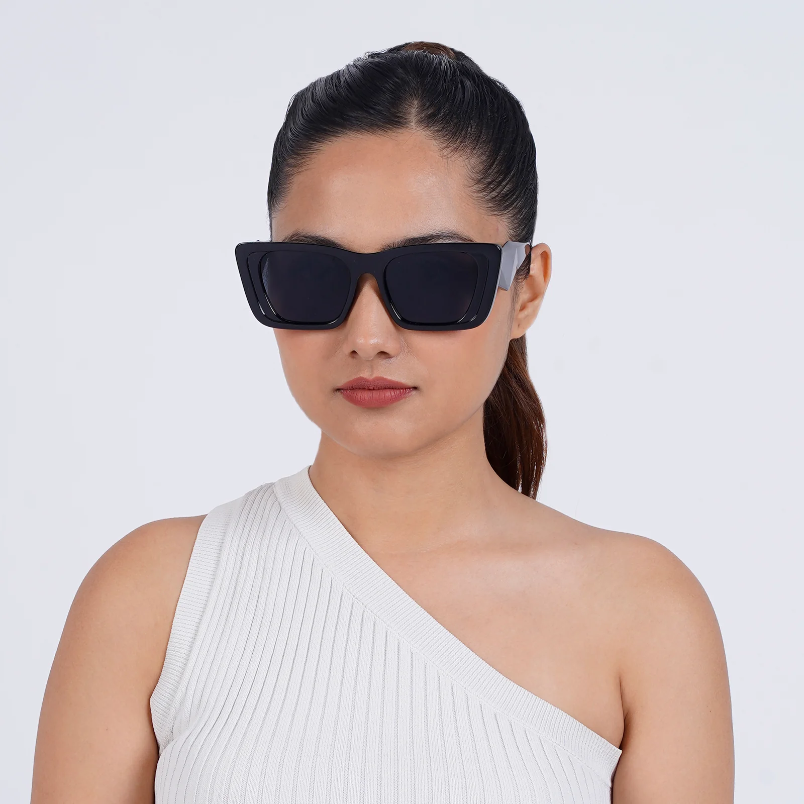 Cloe Black Retrograde Sunglasses - Image 2