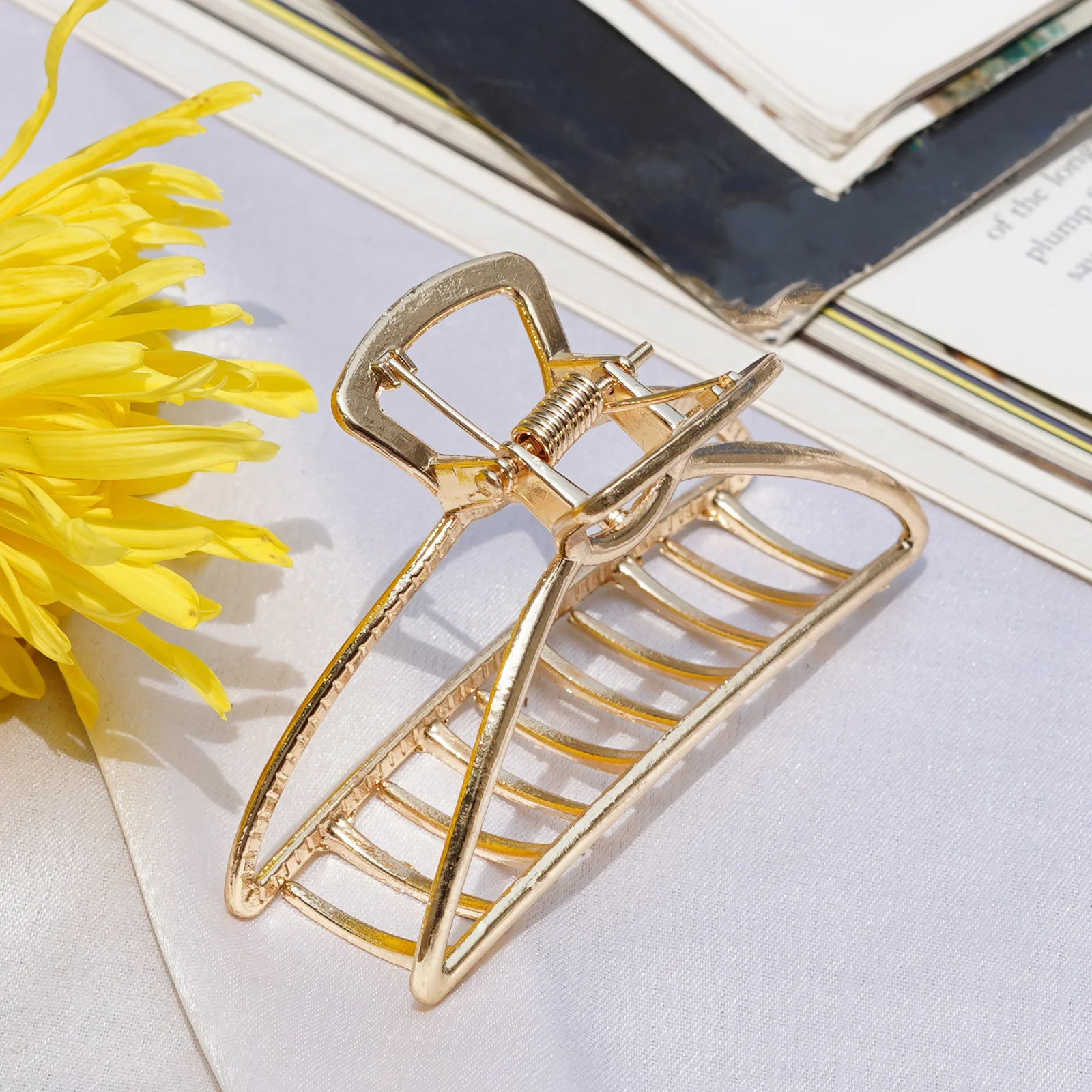 Eros Metallic Claw Hair Clip - Image 2