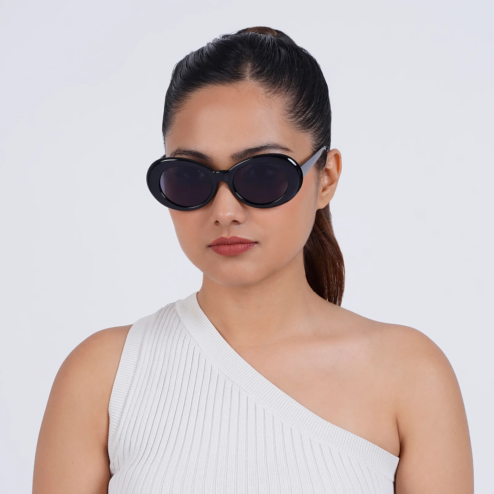 Estela Oval Black Sunglasses - Image 2