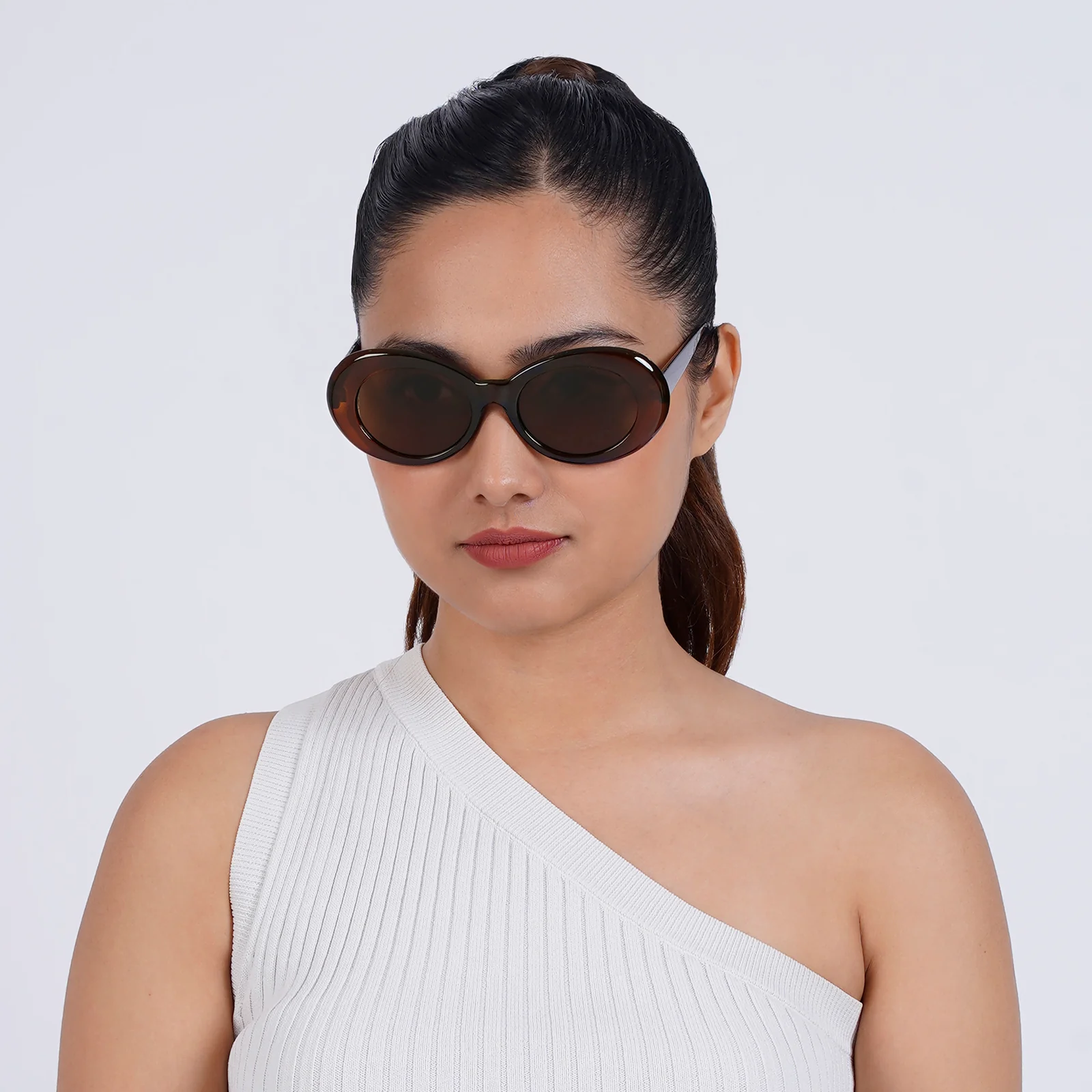 Estela Oval Brown Sunglasses - Image 2