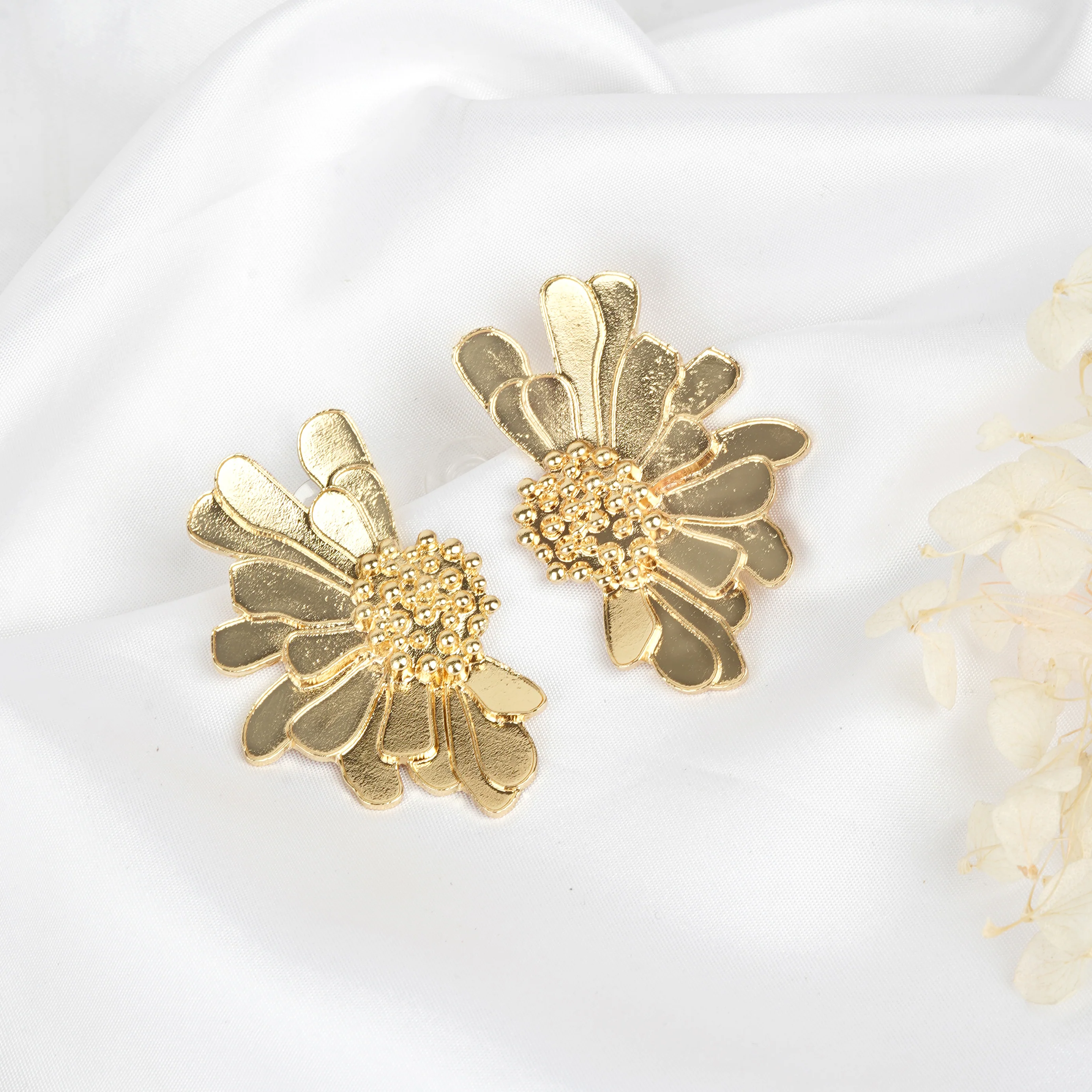 Fleur Daisy Gold Earring - Image 2