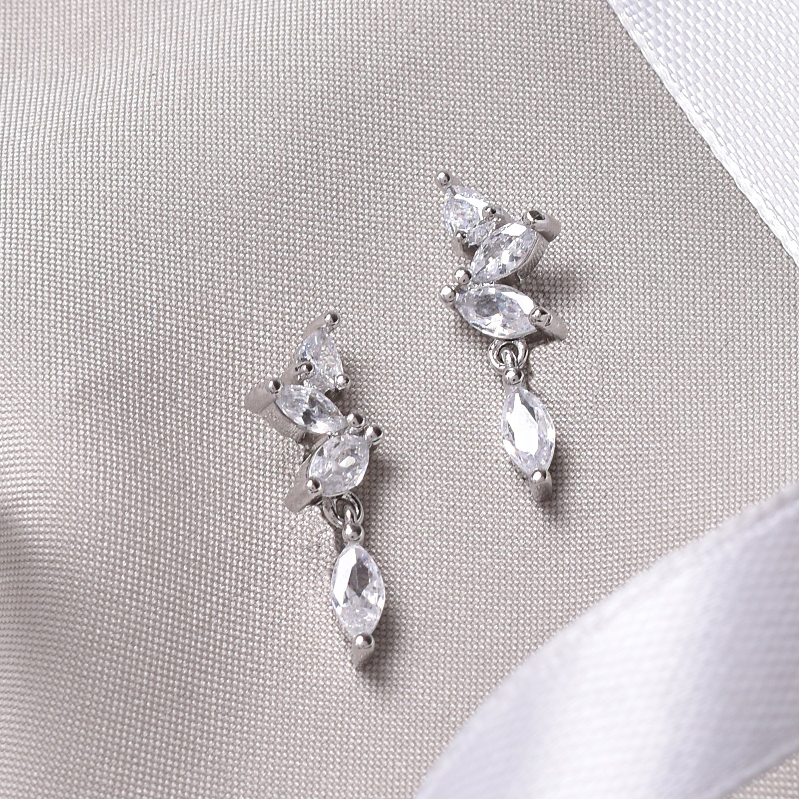 Lost in Leaf Silver Earring - Image 2