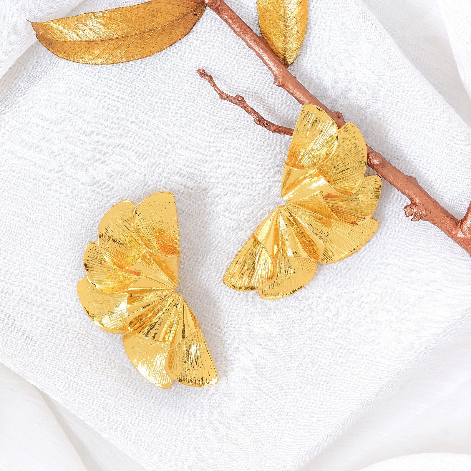 Lycoris Gold Earrings - Image 2