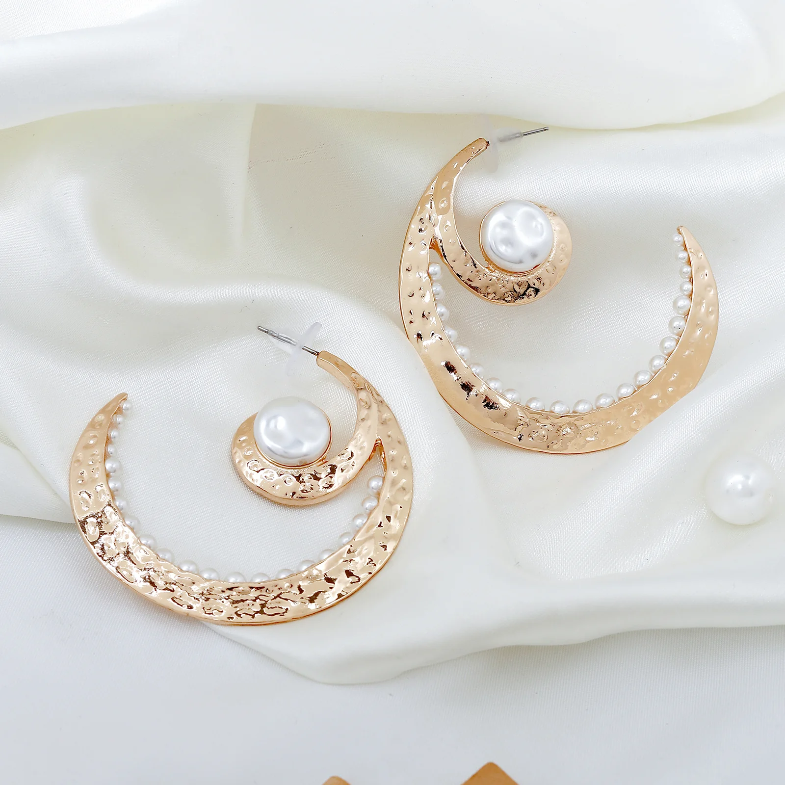 Marine Pearl Gold Earrings - Image 2