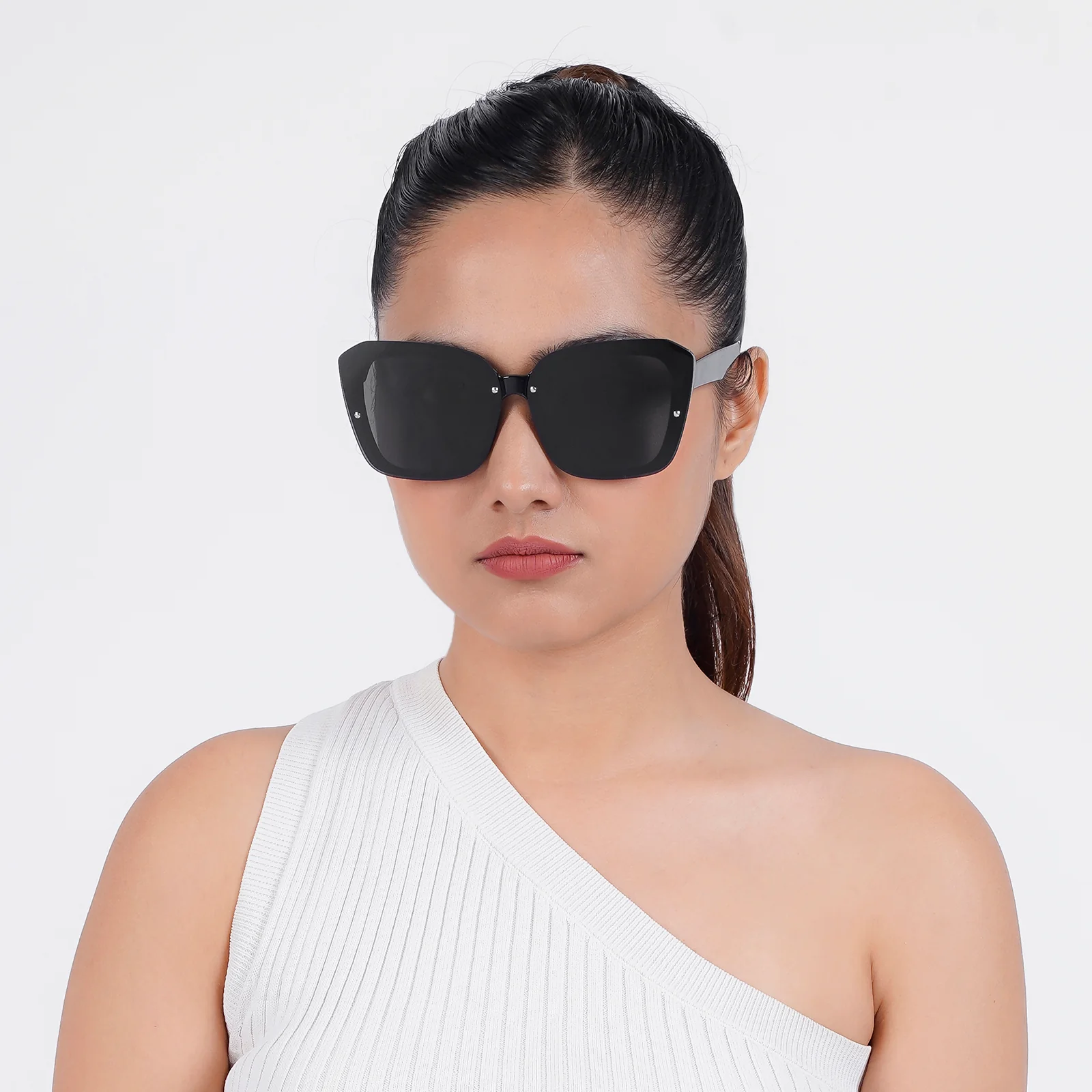 Odette Black Sunglasses - Image 2