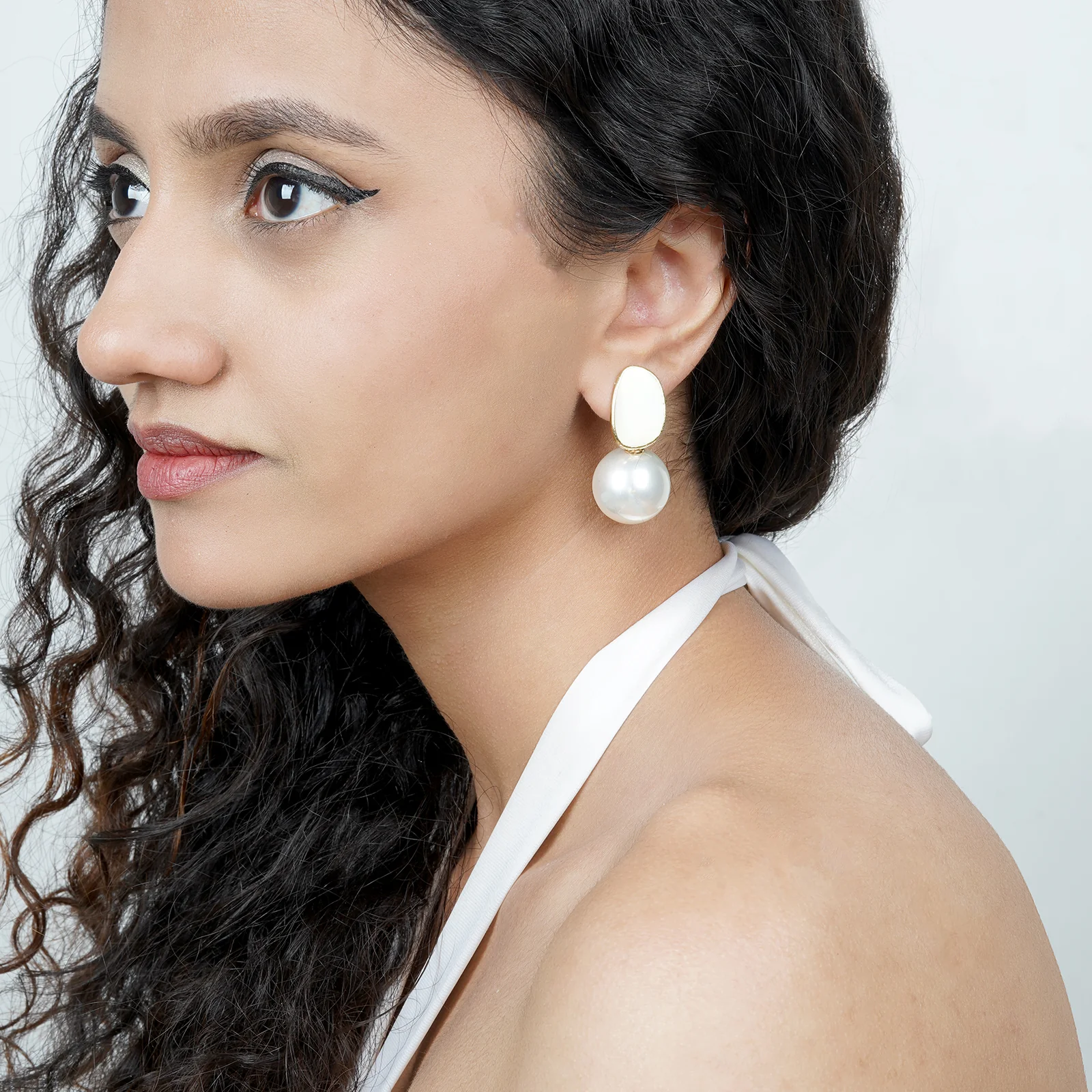 Soleil Gold And White Pearl Earring - Image 2