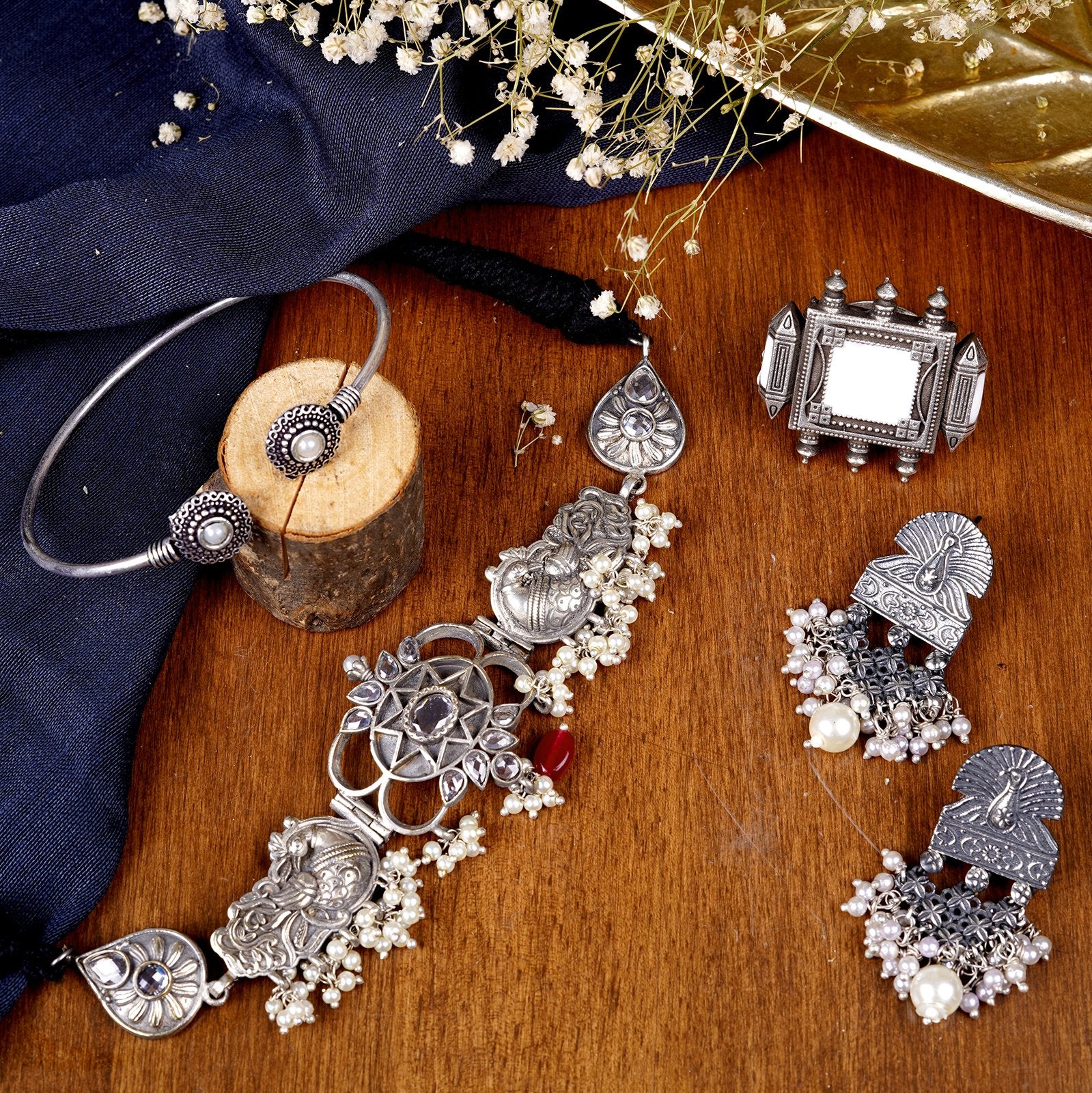 Teejh Kanishka White Silver Oxidized Jewelry Gift Set - Image 4