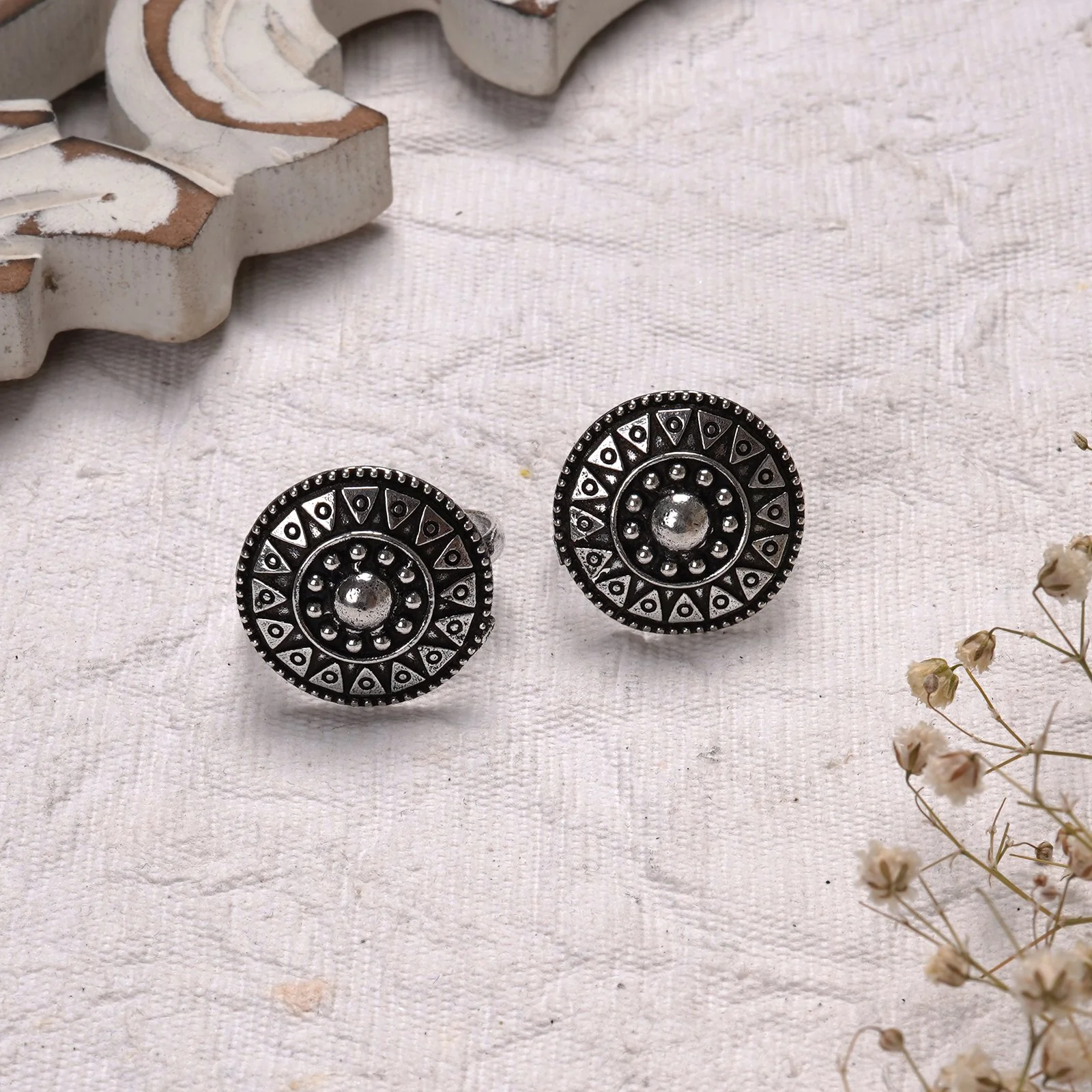 Teejh Tashika Silver Oxidised Toe Rings - Image 2