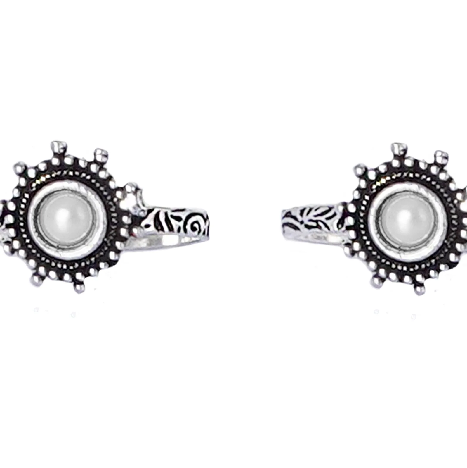 Teejh Vihana White Stone Silver Oxidised Toe Rings - Image 4